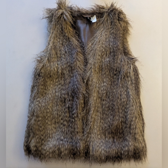 H&M Jackets & Blazers - New, H&M Women’s Beige Stylish Lightweight Faux Fur Vest. Size 4